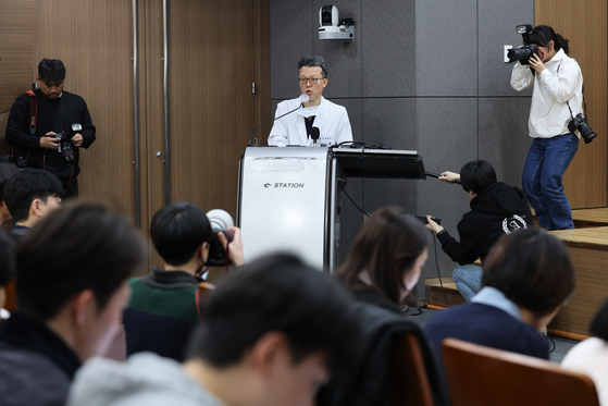 Min Seung-kee, the Seoul National University Hospital surgeon who operated on Democratic Party leader Lee Jae-myung after his knife attack, briefs reporters on Thursday. [YONHAP]