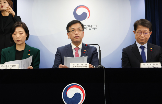 Finance Minister Choi Sang-mok, center, speaks during a briefing held at the government complex in central Seoul on Thursday. [NEWS1]