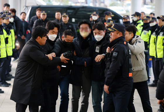 The assailant, who attacked Democratic Party leader Lee Jae-myung, taken to the Busan Metropolitan Police Agency for questioning on Tuesday. [YONHAP] 