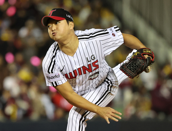 Go Woo-suk pitches for the LG Twins during Game 1 of the Korean Series at Jamsil Baseball Stadium in southern Seoul on Oct. 7, 2023. [NEWS1]