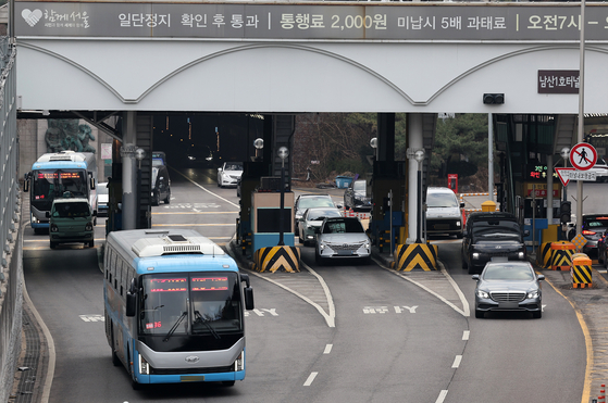 Cars pass through the toll gate after passing Namsan Tunnel No. 1 in the direction of downtown Seoul on Thursday. [NEWS1]