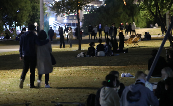 People spend time at Banpo Hangang Park in southern Seoul on the night of Nov. 7, 2021. [YONHAP] 