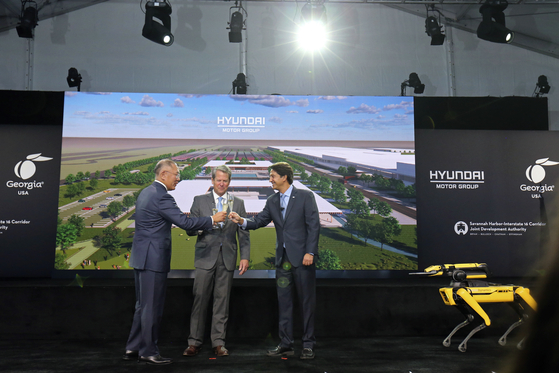From left, Euisun Chung, executive chair of Hyundai Motor Group, Georgia Gov. Brian Kemp, and Jose Munoz, global chief operating officer of Hyundai Motor, celebrate with a champagne toast during a groundbreaking ceremony for the Hyundai Meta Plant on Oct. 25. [AP/YONHAP]