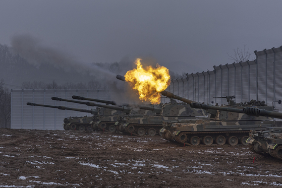 K-9 howitzer fires shells during an exercise held in Pocheon, Gyeonggi, on Jan. 2. [YONHAP] 
