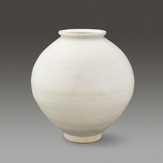 An 18th-century Korean moon jar was sold for 3.4 billion won ($2.5 million) at Seoul Auction. [SEOUL AUCTION]