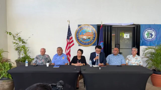 Kim In-kook, head of the Korean consulate in Guam, third from right, Guam Governor Lou Leon Guerrero, fourth from right, and Guam police department chief Stephen Ignacio, second from left, speak at a press conference on the island on Friday. [SCREEN CAPTURE]