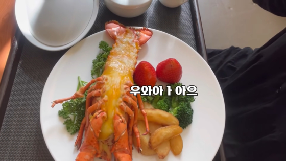 Former newscaster and TV personality Park Eun-young films her lunch which includes lobster at a sanhujoriwon in Gangnam District, southern Seoul. [SCREEN CAPTURE]