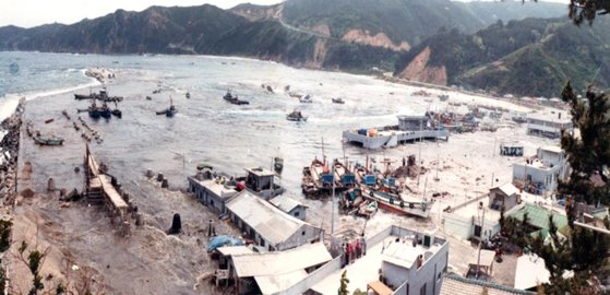 The port of Samcheok in Gangwon seen damaged after a tsunami arrived due to a 7.7-magnitude earthquake that struck the west coast of Noshiro, Akita Prefecuture in Japan on May 26, 1983. One died and two went missing due to the tsunami. [KOREA INSTITUE OF OCEAN SCIENCE & TECHNOLOGY]
