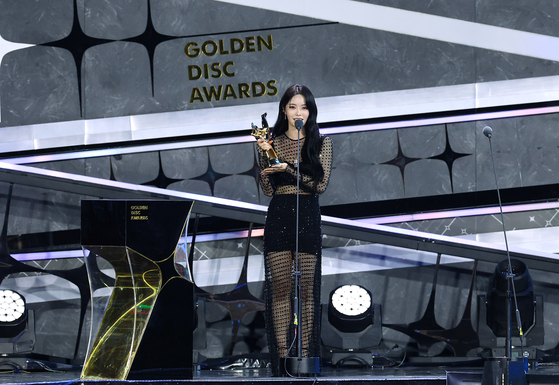 Keena of girl group Fifty Fifty gives a speech after winning the Rookie of the Year award at the 38th Golden Disc Awards on Saturday at the Jakarta International Stadium (JIS) in Indonesia. [GOLDEN DISC AWARDS ORGANIZING COMMITTEE]