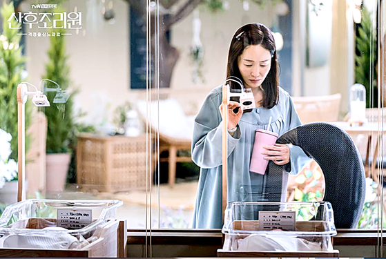 A scene from the 2020 drama "Birthcare Center" featuring a new mother looking at her baby inside a postnatal room [TVN]