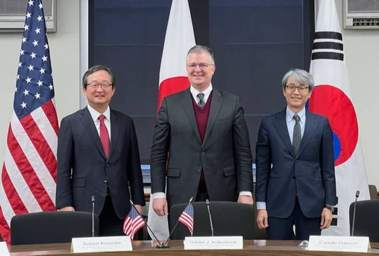 From left, Korean Deputy Foreign Minister Chung Byung-won, U.S. Assistant Secretary of State for East Asian and Pacific Affairs Daniel Kritenbrink and Japanese Foreign Deputy Minister Kobe Yasuhiro in Washington on Friday. [MINISTRY OF FOREIGN AFFAIRS]