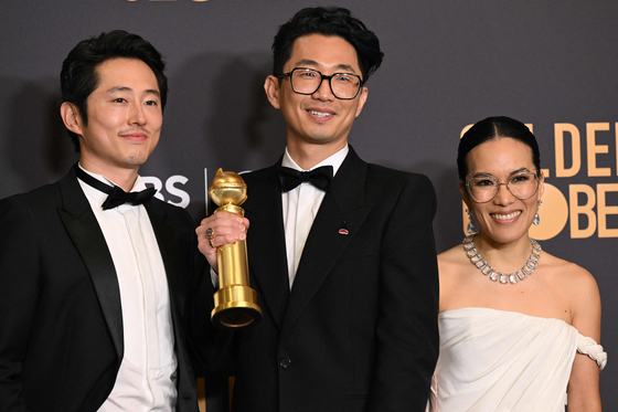 From left, actor Steven Yeun, writer and director Lee Sung-jin and actor Ali Wong, winners of Golden Globes for Netflix series ″Beef,″ pose in the press room during the 81st Golden Globe Awards at The Beverly Hilton hotel in Beverly Hills, California, on Monday. [AFP/YONHAP]