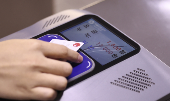 A person taps in with a transit card to enter Jongno 3-ga Station in central Seoul on Oct. 8. [YONHAP]