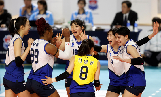 Suwon Hyundai Engineering & Construction Hillstate players celebrate during a V League game against Gimcheon Korea Expressway Hi-Pass at Gimcheon Gymnasium in Gimcheon, North Gyeongsang on Friday. [YONHAP] 