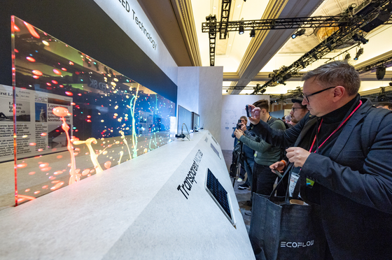 Global media look at Samsung Electronics' transparent MicroLED display at the Samsung First Look event in Las Vegas on Sunday, local time, prior to the official opening of CES 2024. [NEWS1]