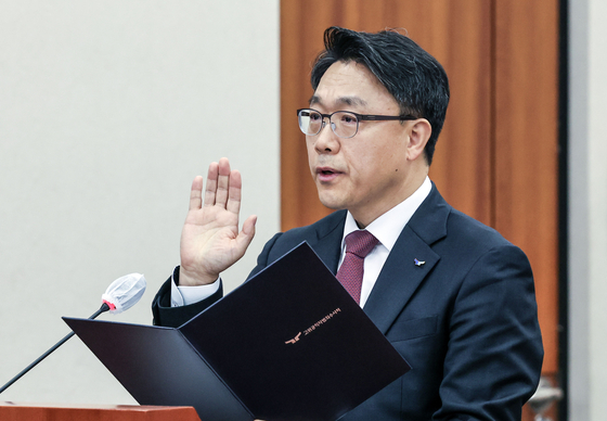Kim Jin-wook, CIO's chief prosecutor, takes a vow at the parliamentary inspection held at the National Assembly in October. [JOONGANG ILBO]