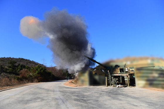 A K-9 self-propelled howitzers fire shots from Baengnyeong Island on Friday in response to North Korea firing artillery shells earlier in the day. [MIINSTRY OF DEFENSE] 