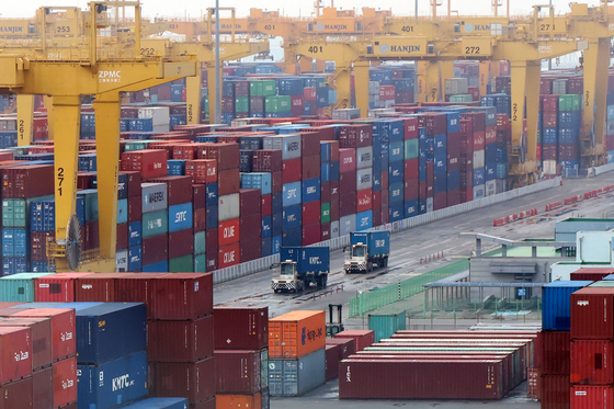 Containers are loaded and unloaded at Incheon New Port on Jan. 1. [NEWS1]