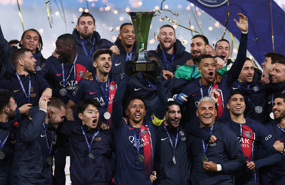 Paris Saint-Germain players celebrate with the trophy after winning the Trophee des Champions at the Parc des Princes in Paris on Wednesday. [AFP/YONHAP]