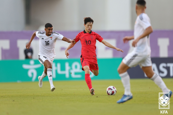 Lee Jae-sung in action during a friendly between Korea and Iraq at New York University's Abu Dhabi campus in the United Arab Emirates on Saturday.  [NEWS1]