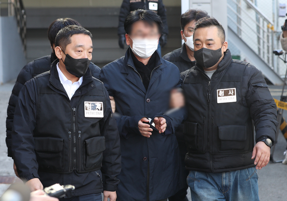 The 67-year-old man who attacked Democratic Party leader Lee Jae-myung is escorted on Thursday into Busan District Court, where his arrest warrant was reviewed. [NEWS1]