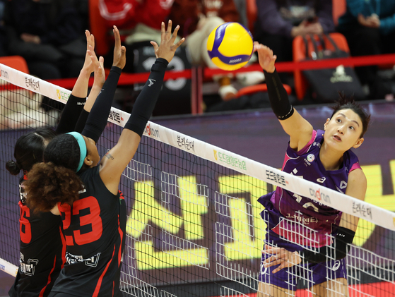 Heungkuk Life Insurance Pink Spiders' Kim Yeon-koung, right, attacks during a V League game against the Gwangju AI Peppers at Pepper Stadium in Gwangju on Sunday. [YONHAP] 