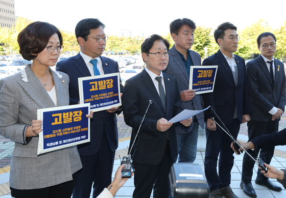 Lawmakers from the Democratic Party take reporters’ questions ahead of accusing Yoo Byung-ho, secretary-general of the Board of Audit and Inspection of Korea (BAI), of misfeasance on Oct. 12, 2022, in Gwacheon, Gyeonggi, where the Corruption Investigation Office for High-ranking Officials (CIO) is located. [NEWS1]