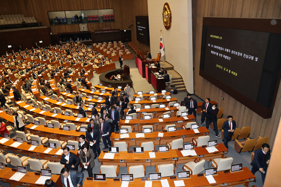 Lawmakers of the conservative People Power Party (PPP) exit the chamber ahead of the majority Democratic Party’s vote on the Itaewon Disaster Special Act in a plenary session at the National Assembly in Yeouido, western Seoul, on Tuesday. [YONHAP]