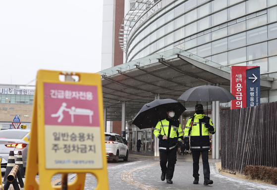 Police stand guard on Monday at Seoul National University Hospital, where Democratic Party leader Lee Jae-myung is recovering from a stab wound. [YONHAP]