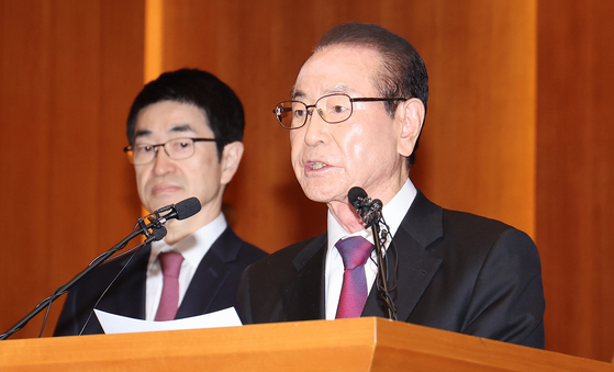 Taeyoung Group's founding chairman Yoon Se-young speaks in a press conference on Tuesday. [WOO SANG-JO]