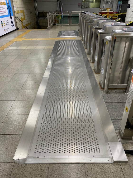 A dust-control mat installed at Suyu Station, Gangbuk District, in nothern Seoul [SEOUL METRO]