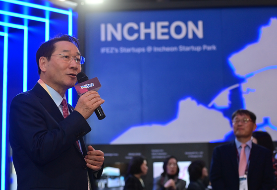 Incheon Mayor Yoo Jeong-bok, left, on Tuesday, local time, speaks during the opening ceremony of the Incheon-IFEX booth held at CES 2024 in Las Vegas. [INCHEON METROPOLITAN GOVERNMENT]