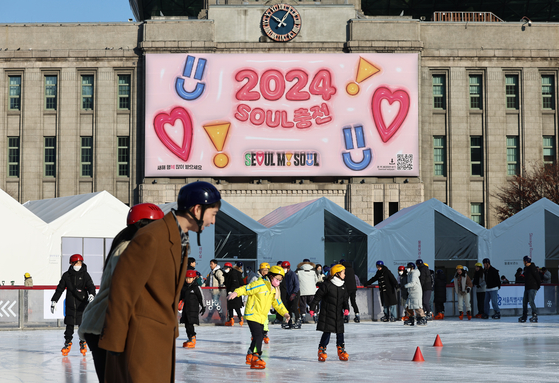 Visitors skate in the Seoul Plaza Ice Skating Rink in Jung District, central Seoul. [NEWS1]