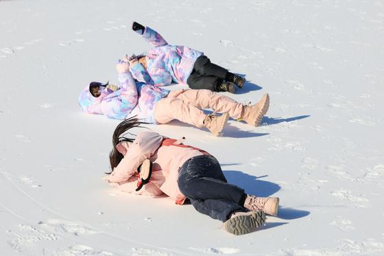 Visitors roll down the snow hill at Ttukseom Hangang Park Sledding Hill in Gwangjin District, eastern Seoul. [YONHAP]