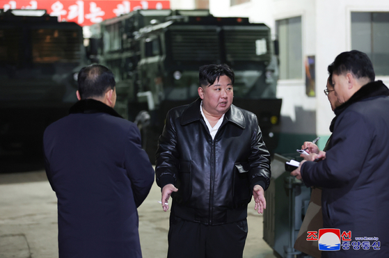 In this photo released by Pyongyang's state-controlled Korean Central News Agency on Wednesday, North Korean leader Kim Jong-un speaks to officials during a two-day visit to a munitions factory that began Monday. [YONHAP]