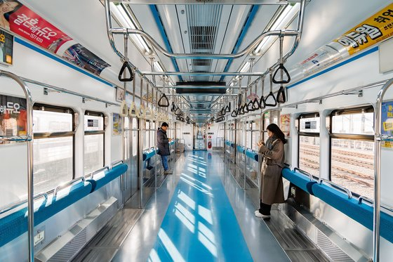Passengers stand in a seatless subway car that will start running along subway line No. 4 on Wednesday. [SEOUL METRO] 