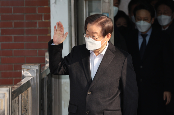 Democratic Party (DP) Chairman Lee Jae-myung waves to supporters as he is discharged from the Seoul National University Hospital in Jongno District, central Seoul, Wednesday, eight after his stabbing in the neck last week. [NEWS1]