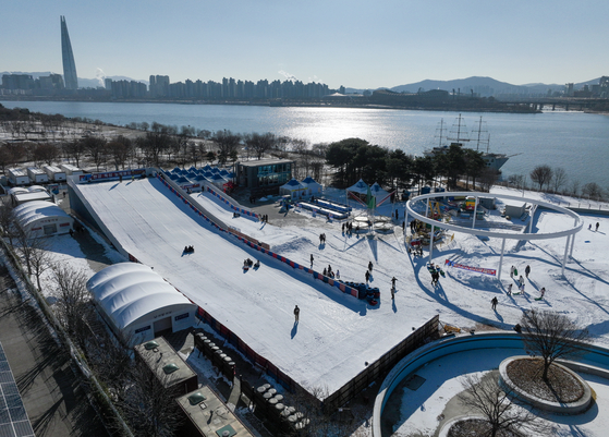 Ttukseom Han River Park Sledding Hill in Gwangjin District, eastern Seoul runs until Feb. 12. [YONHAP]