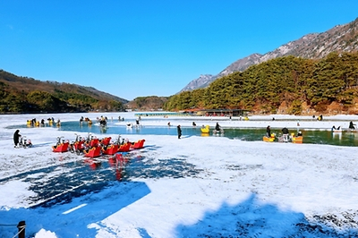 Sanjeong Lake in Pocheon, Gyeonggi, hosts a winter festival with special rides operating on ice. [SANJEONG LAKE VILLAGE COMMITTEE]