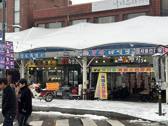 Vendors and eateries at Moran Market in Seongnam, Gyeonggi, advertise their black goat dishes on Tuesday. [JOONGANG ILBO]