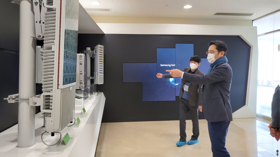 Samsung Electronics Executive Chairman Lee Jae-yong visits Samsung Research center at southern Seoul in 2021 to inspect development over 6G networks. [Samsung Electronics]