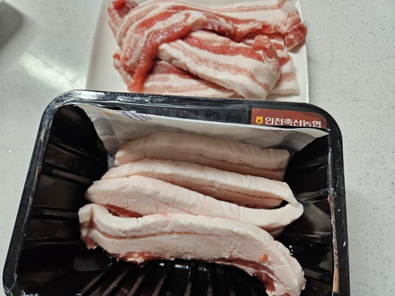 An online community user uploaded this photo in criticism of the pork belly that they received as donation favors as part of the hometown donation program from Michuhol District, Incheon. [SCREEN CAPTURE]