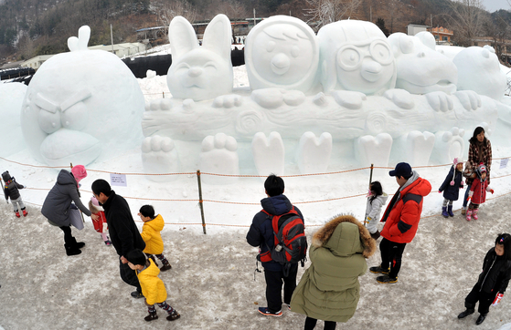 Alps Village in Cheongyang County, South Chungcheong, runs the Chilgapsan Ice Fountain Festival until Feb. 18 this year. [KIM SUNG-TAE]