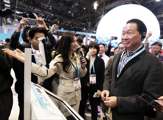 SK Group Chairman Chey Tae-won experiences SK Group booth on Tuesday, local time, on the opening day of CES 2024 in Las Vegas. [SK GROUP]