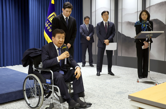 Yu Chul-hwan, left, a former senior judge, greets reporters after he is named as new chairperson of the Anti-Corruption and Civil Rights Commission in a press briefing at the Yongsan presidential office in central Seoul Wednesday. [JOINT PRESS CORPS] 