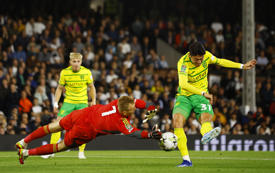 Norwich City's Hwang Ui-Jo in action with Fulham's Marek Rodak during a Carabao Cup game at Craven Cottage in London on Sept. 27, 2023.  [REUTERS/YONHAP]