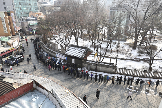 Older adults stand in line at Tapgol Park in Jongno, downtown Seoul, to receive free meals on Wednesday. According to the Ministry of Interior and Safety, over 6.3 million people were 70 or older as of last year, the first time septuagenarians have outnumbered people in their 20s. The population fell by 113,000 last year to 51.3 million. Korea's population has been shrinking for four consecutive years. The country is now a step closer to a super-aged society, as 19 percent of the population is 65 or older. A society is considered super-aged when that age group accounts for 20 percent of the population. [YONHAP]