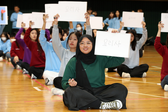 International students participate in a Korean spelling contest at Keimyung University in October. [NEWS1] 