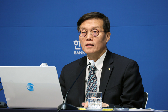 Bank of Korea Gov. Rhee Chang-yong speaks to reporters on Thursday after the Monetary Policy Board kept the rates unchanged at 3.50 percent for the eighth consecutive meeting. [YONHAP]