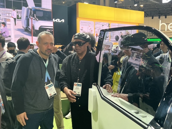 American R&B and pop legend Stevie Wonder visits Kia's booth at CES 2024 in Las Vegas on Wednesday. [KIA]